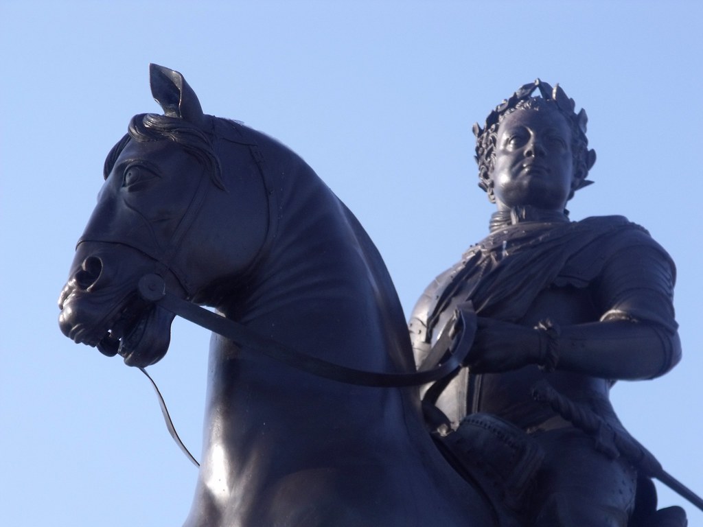 Statue of I outside The Barber Institute of Fine Ar… Flickr