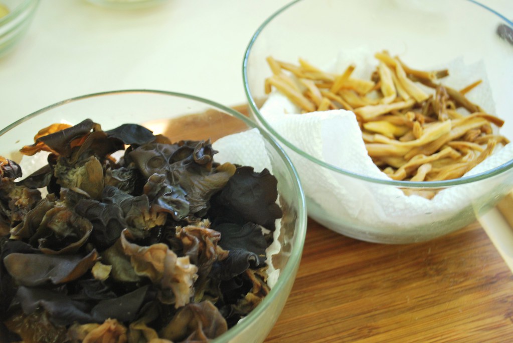 Rehydrating Wood Ear Mushrooms and Lily Buds Rehydrating t… Flickr