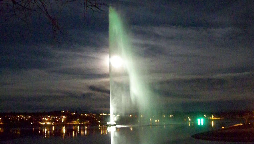 Fountain Hills Az fountain and the moon (4) Darren Williams Flickr