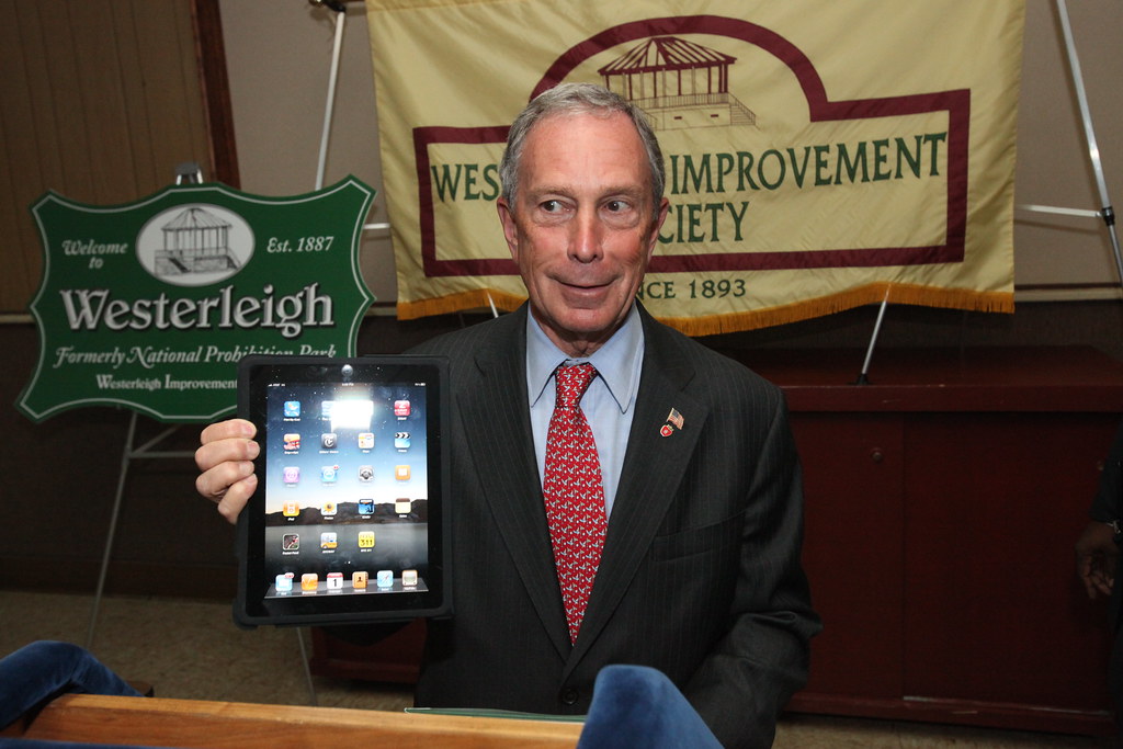 IMG_0330 Mayor Bloomberg uses iPad to deliver remarks at t… Flickr