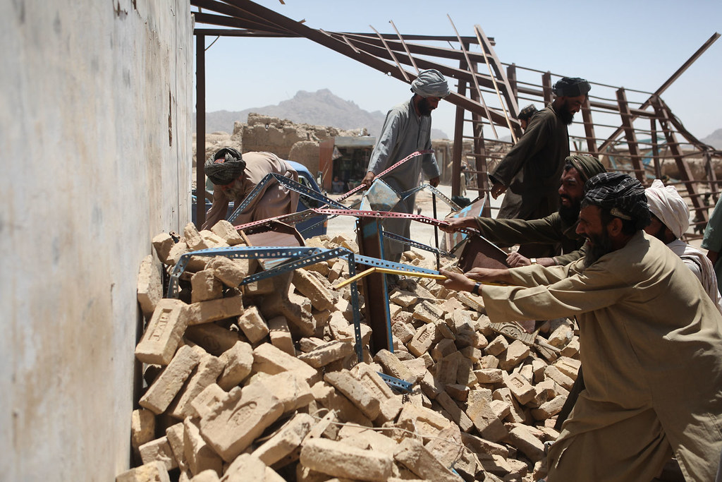 Afghans clean up Now Zad bazaarRCSW 01 Afghan workers pu… Flickr