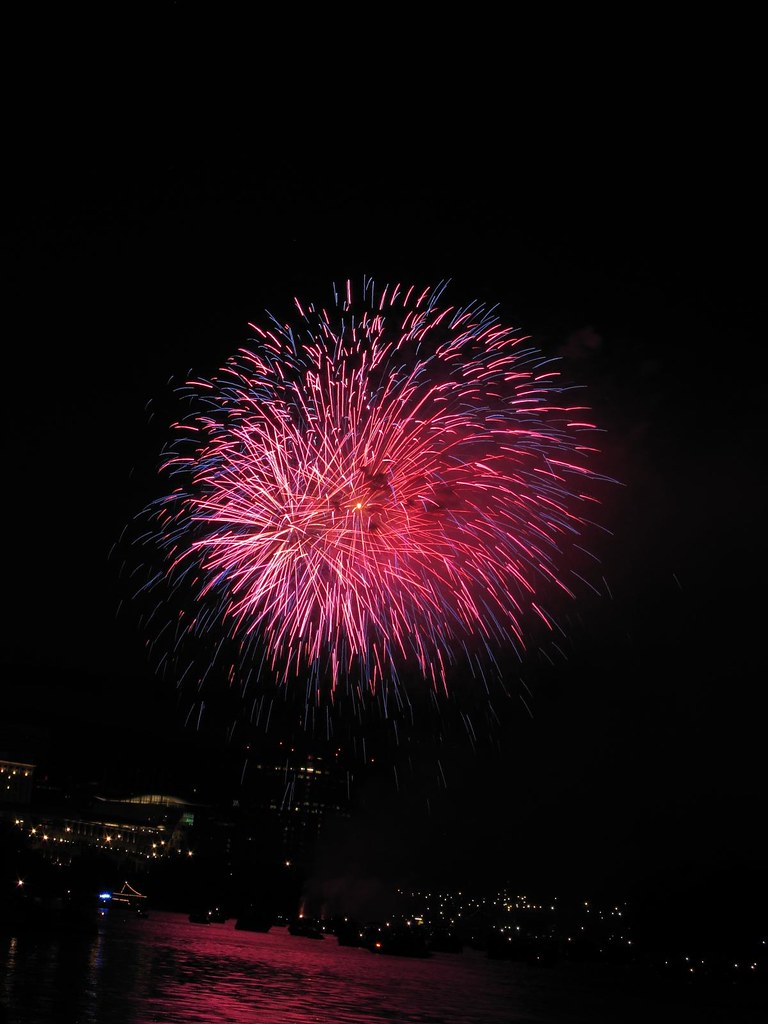 Pink mist Hartford fireworks taken along the CT river, wit… Flickr