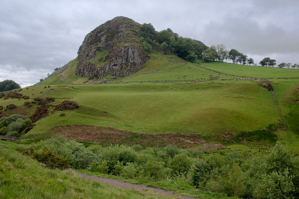 Loudoun Hill The volcanic plug that forms Loudoun Hill eas… Flickr