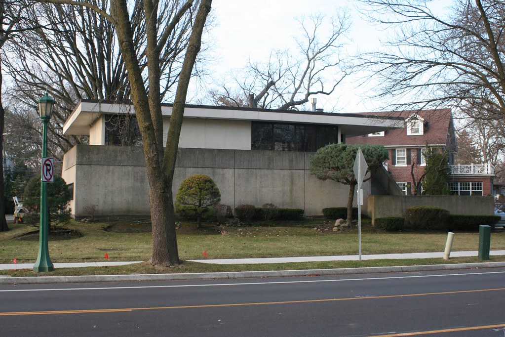 1331 Sheridan Road, Wilmette 1978. Sounds about right. Flickr