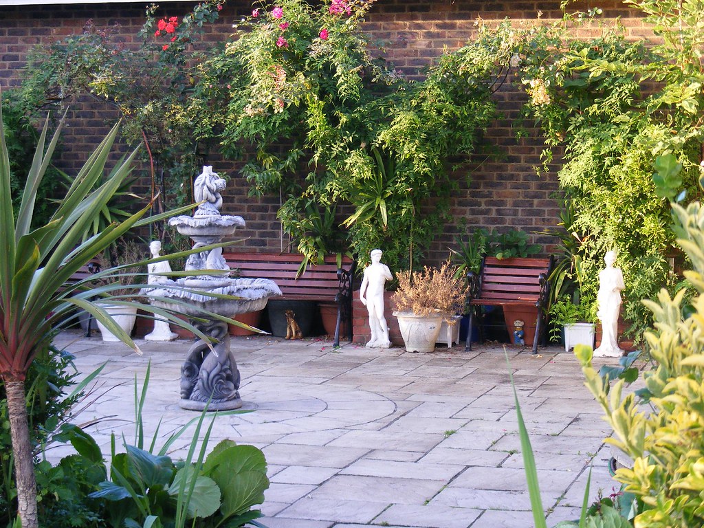 Hackney Wick garden, E9 Charming garden on the Trowbridge … Flickr