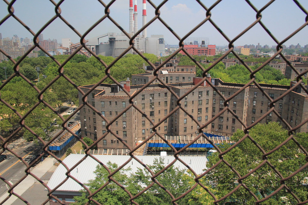 IMG_2880 Queensbridge Houses Queensbridge Houses is the la… Flickr