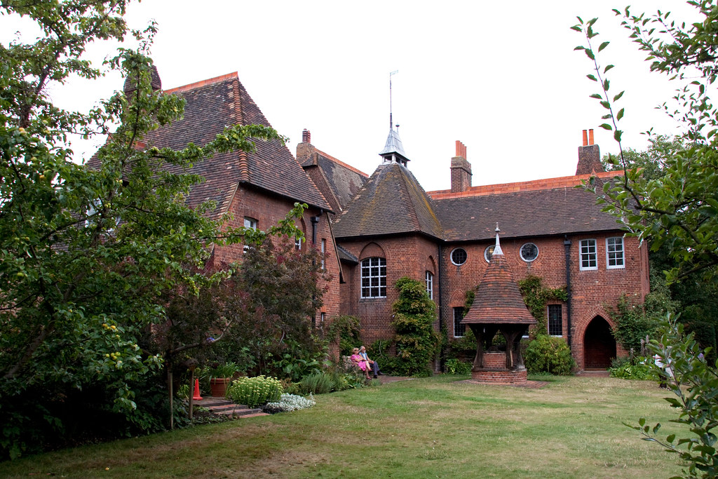 Red House 2 Tony Hisgett Flickr