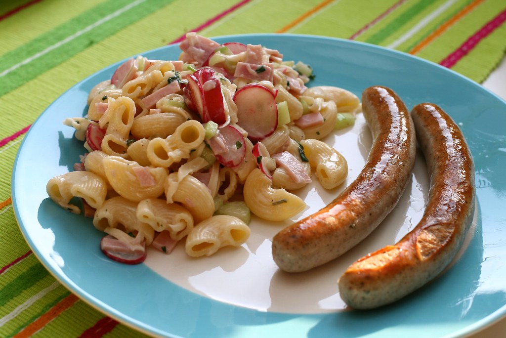 Nudelsalat mit Würstchen mit Radischen, Gurke, Kochschinke… Flickr