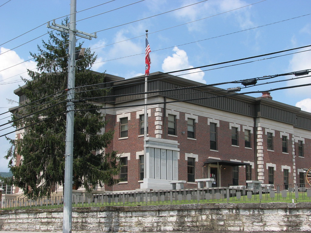 Campbell County TN Courthouse 2 War memorials at Campbell … Flickr