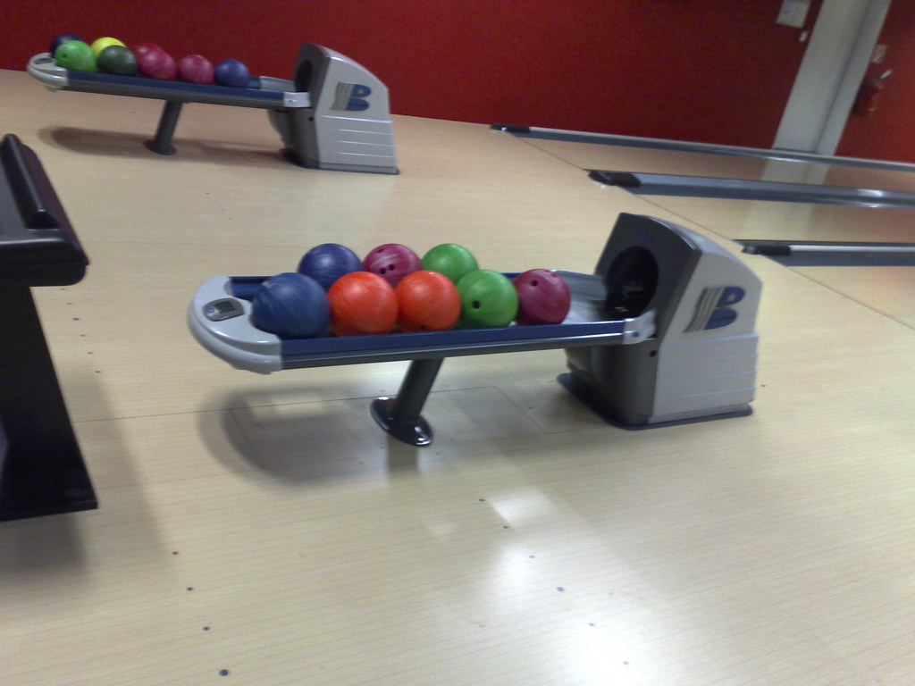 bowling ball dispenser Bielefeld 16032008 bowling ball d… Flickr
