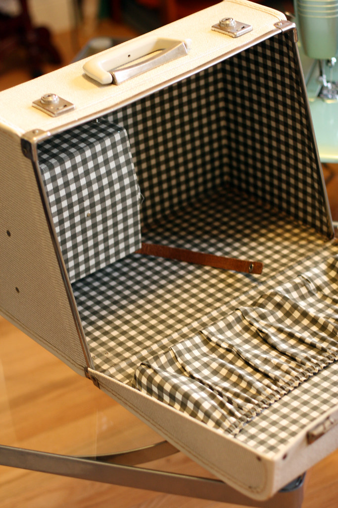 Vintage Case The vintage sewing machine case that came wit… Flickr