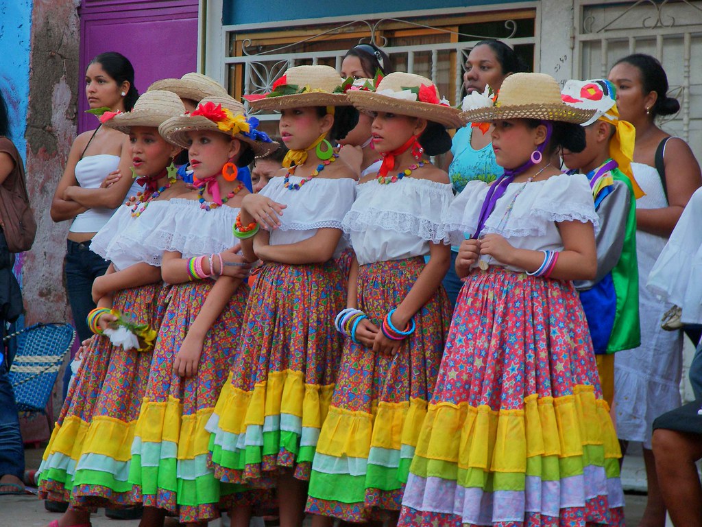 Traje caribeño Típico Girls ready to start Venezuela's tra… Flickr