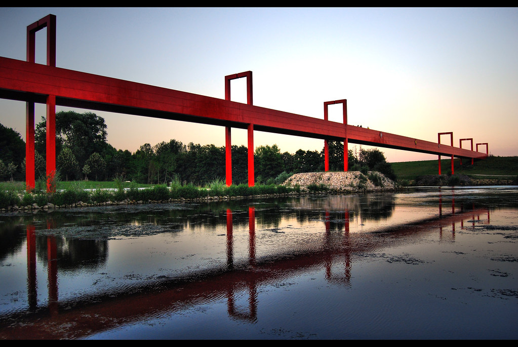 architecture et reflets 1 Pont rouge Cergy Vinzlott