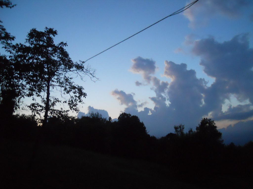 la collina c'è una strada che sale in collina percorrerla,… Flickr