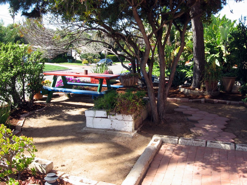 HI Point Loma Grounds (3.16.10) 034 Front Yard HISan Diego Hostels