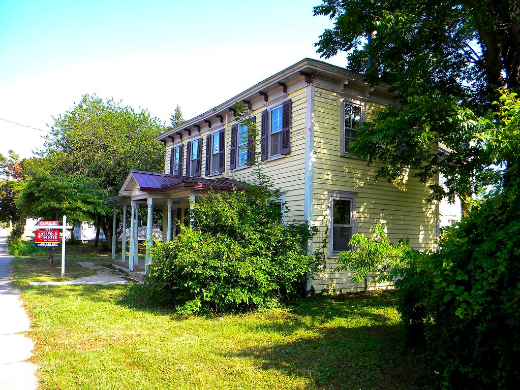 Frankford, Delaware Old home for sale along main street. Lee Cannon
