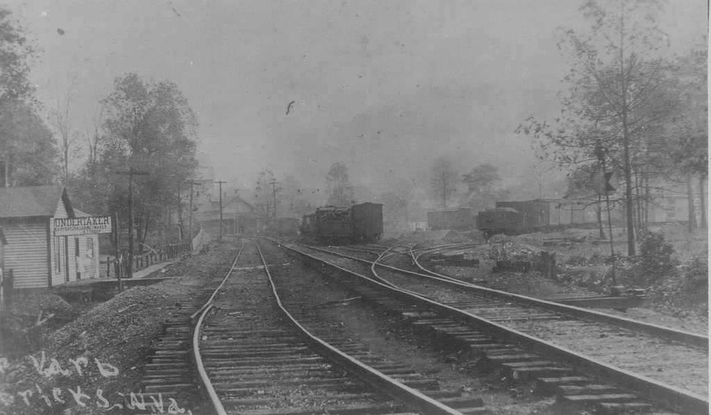 HENDRICKS WV YARD [WEST END] THIS IS A VEW OF THE YARDS AT… Flickr