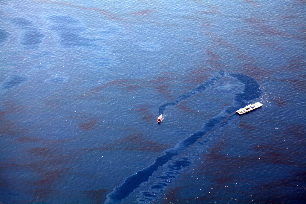 Oil clean up at impact site 3776 Oil spill response action… Flickr