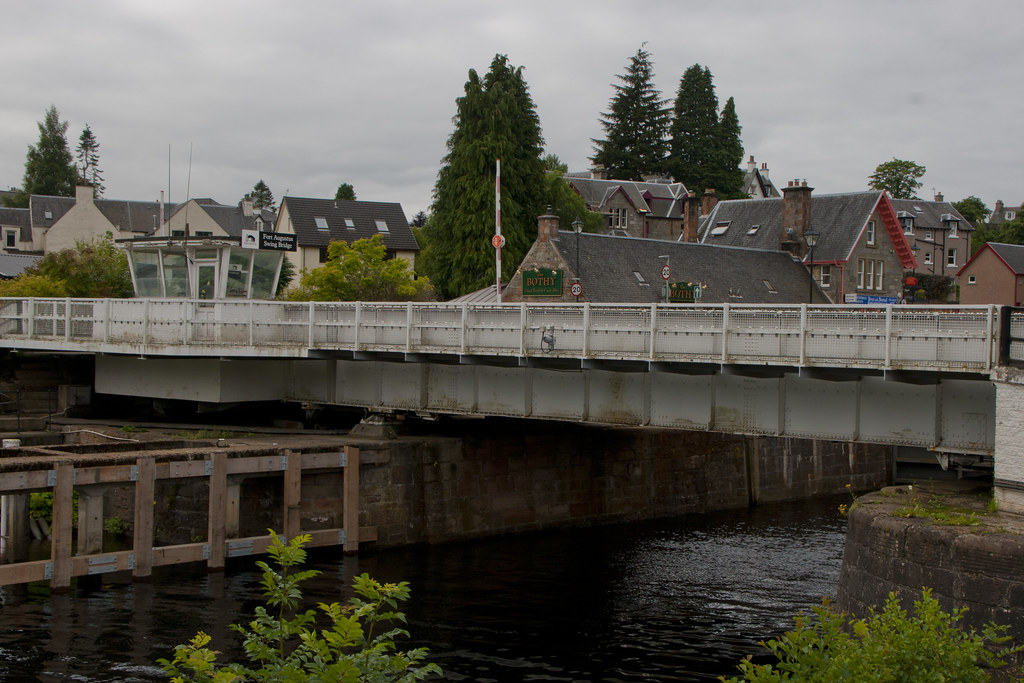fort augustus boats using the locks on the caledonian cana… john