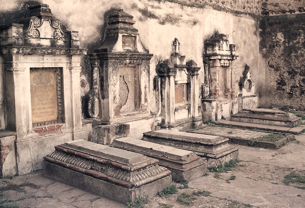 tumbas tumbas afuera de una iglesia en cholula puebla gabriel