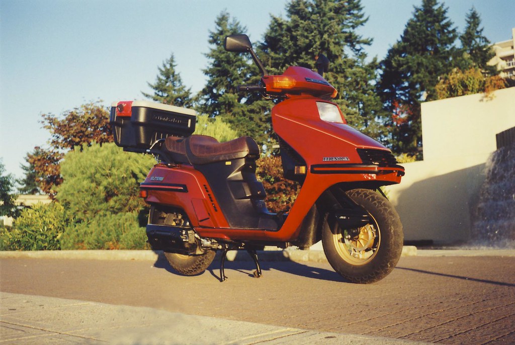 1985 Honda Elite 250 | Motor scooter with plastic box on the… | Flickr
