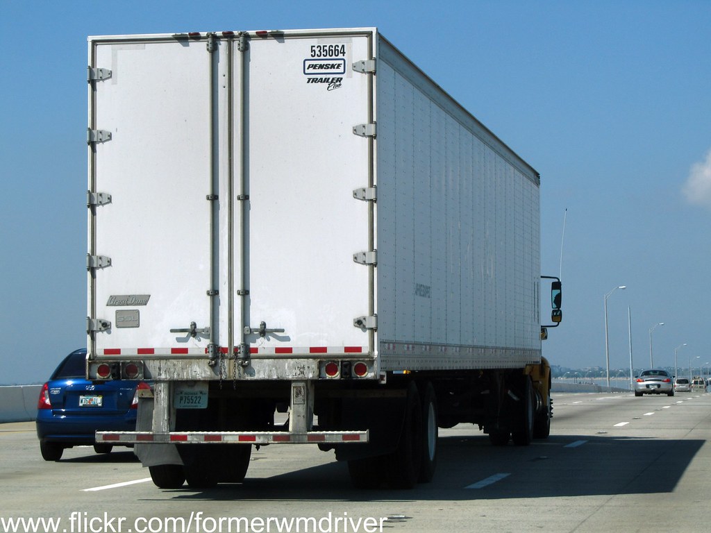 Penske Truck Rental Tractor Trailer This ENTIRE truck is a… Flickr