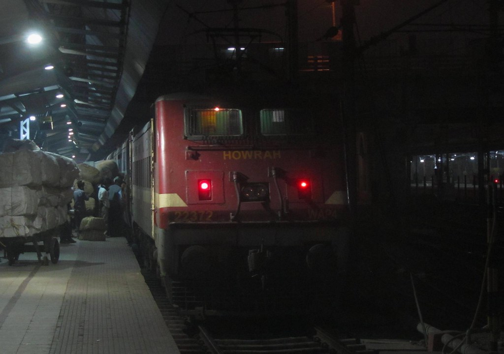 Shipra Express waiting for the starter 19306 Up Howrah Ind… Flickr