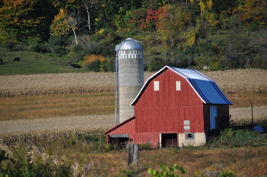 Farm field Barn in Pierce County, Wisconsin. JudySchultz99 Flickr