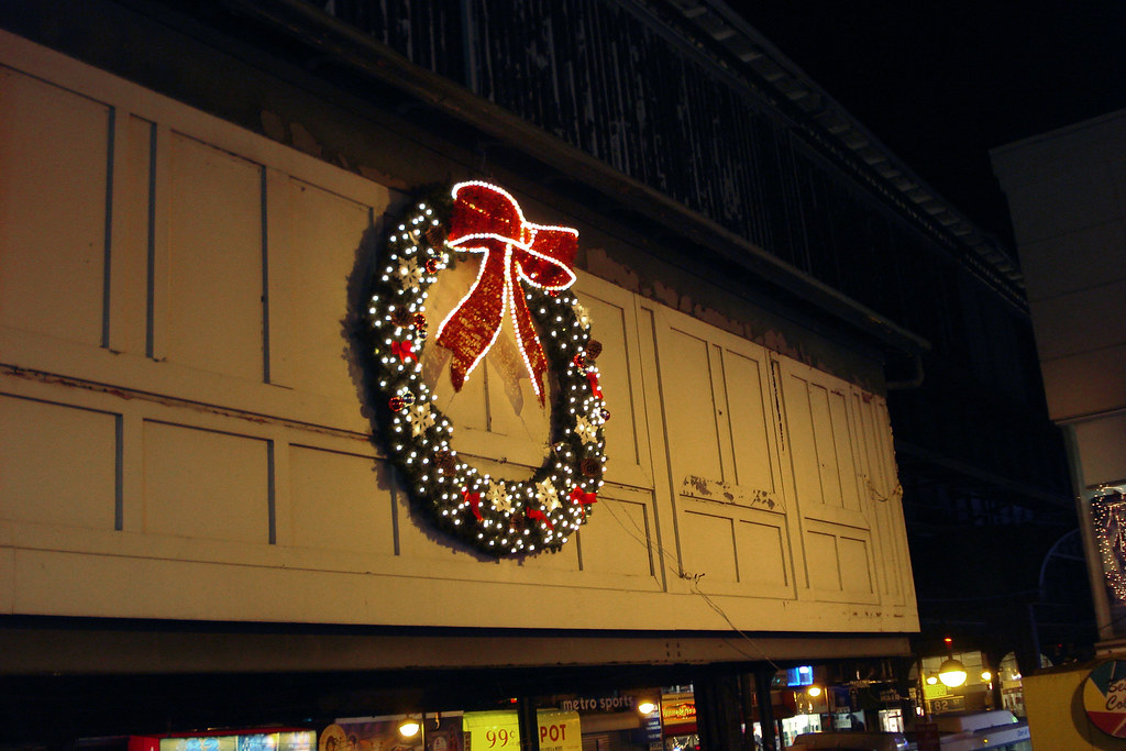 DSC06000 Christmas lights in Queens on Roosevelt Ave and 8… Flickr