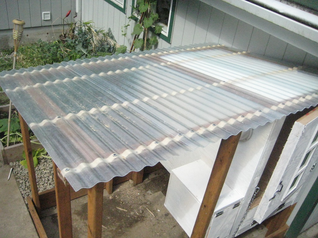 Chicken Coop The roof transluscent corrugated plastic Dan