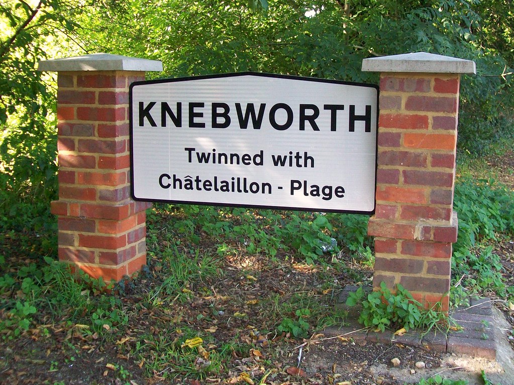 Knebworth Knebworth village sign (Twinned with Châtelaillo… Flickr