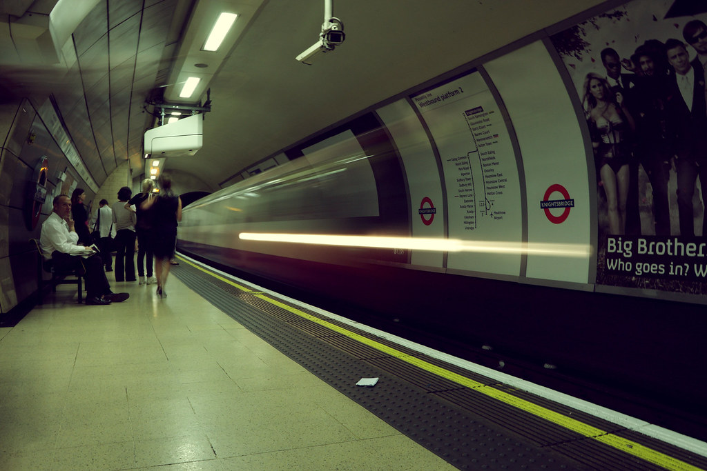 Knightsbridge tube station Knightsbridge, Londres, Anglete… Flickr