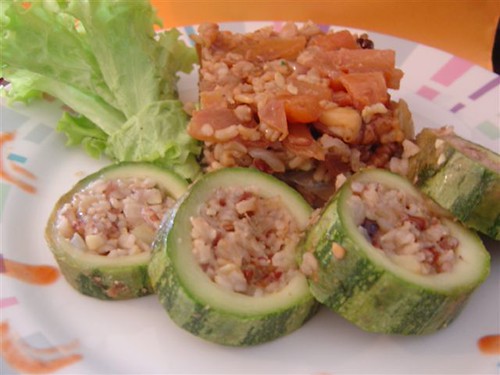 Abobrinha recheada vegana Aproveitando o arroz de ontem pr… Flickr