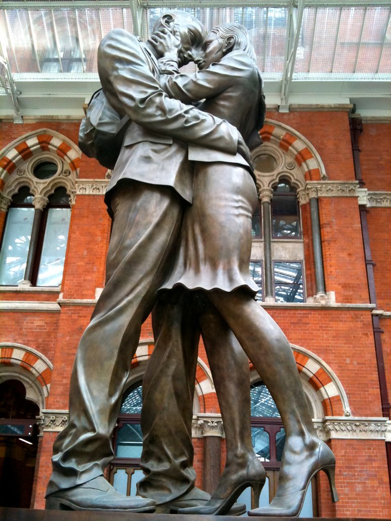 Kiss statue at St Pancras Dinis Correia Flickr