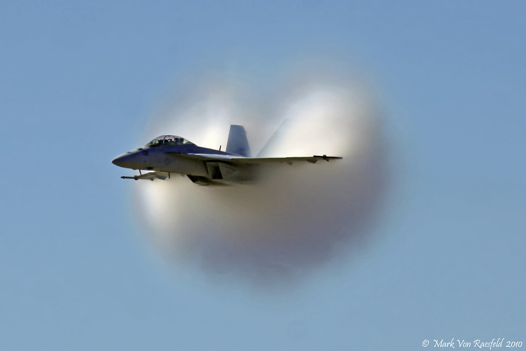 PrandtlGlauert Singularity In effect at the 2010 Wings Ov… Flickr