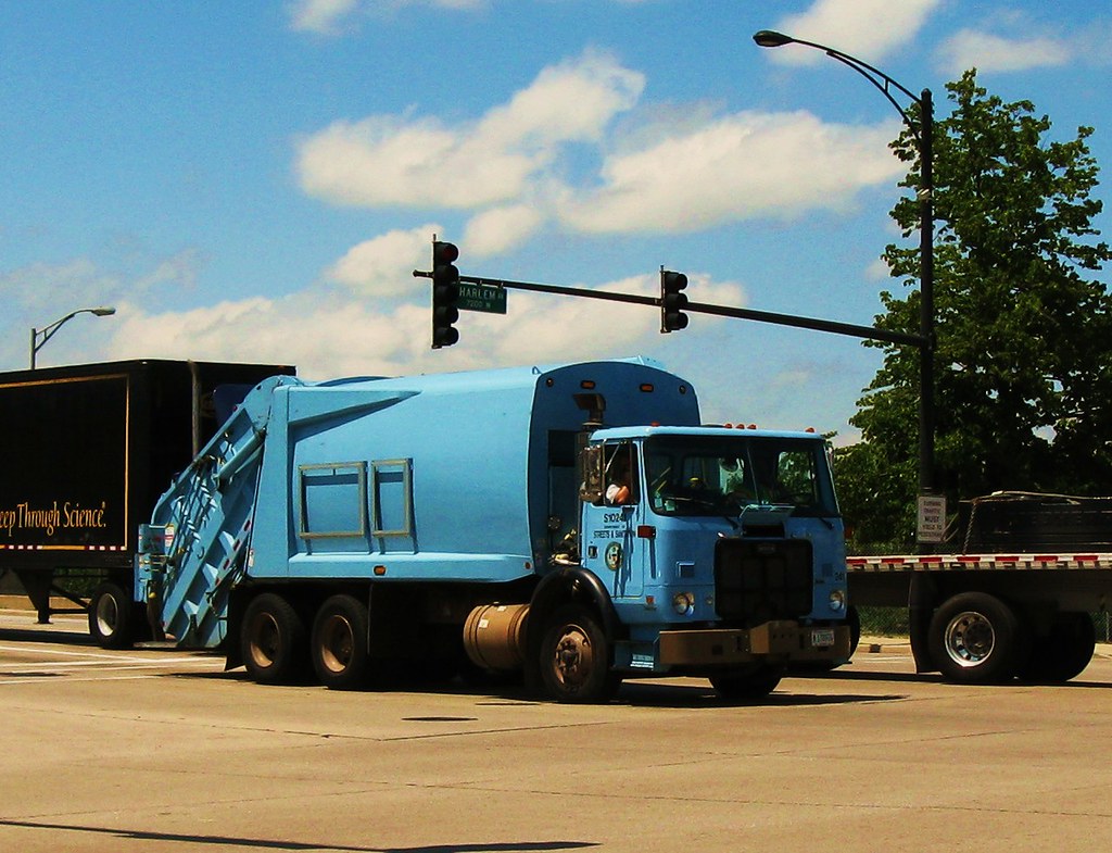 Eastbound City of Chicago Department of Streets and Sanitation Autocar