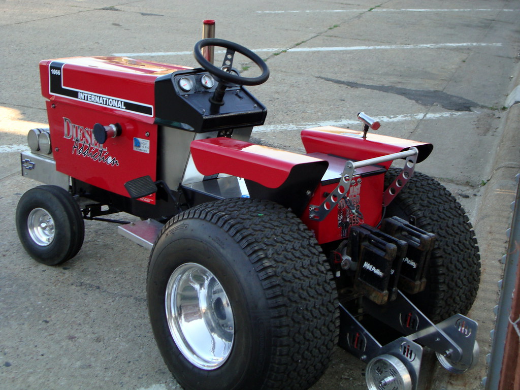 "Diesel Addiction" International 1066 Pulling Lawn Tractor… Flickr