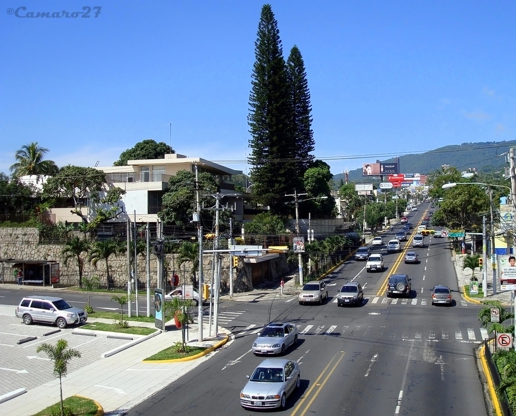 Colonia Escalón Paseo General Escalón, San Salvador El Sal… Flickr