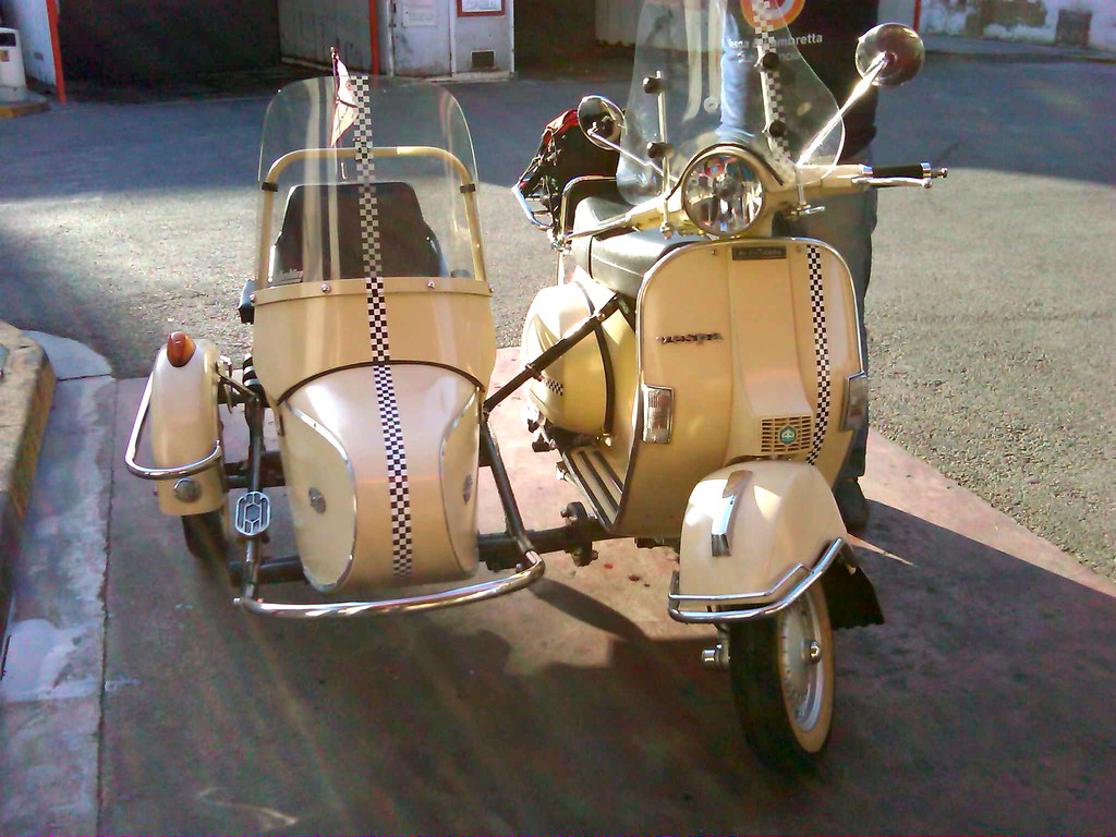 Vespa con sidecar preparada para acudir a Xàtiva Valencia a photo