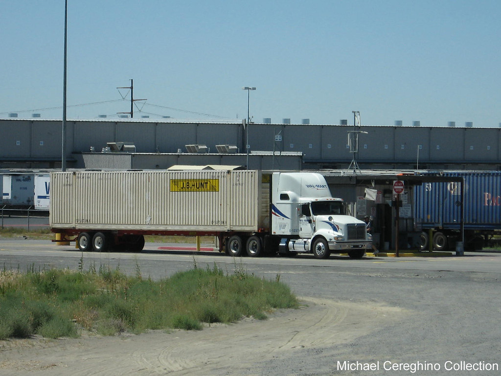 WalMart International 9400 Departing their Hermiston, OR DC with a
