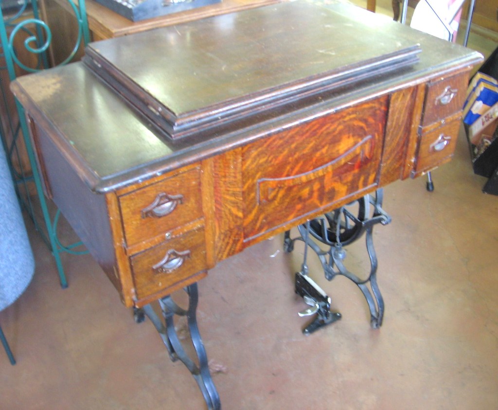 SOLD White Rotary 1913 sewing machine Available at The Li… Flickr