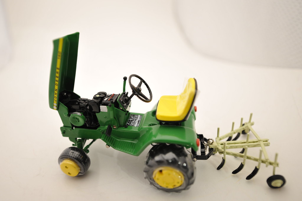John Deere 140 Lawn Tractor with attachments 1/16th scale … Flickr