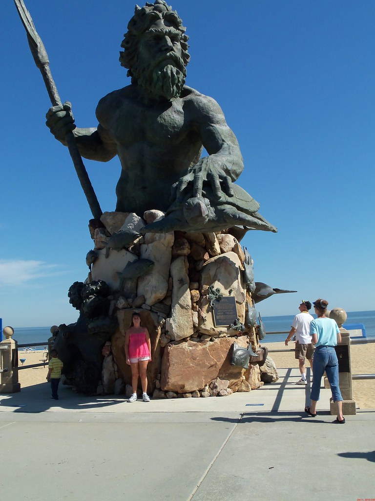 Virginia Beach003 Karen standing under Zeus in Virgina Bea