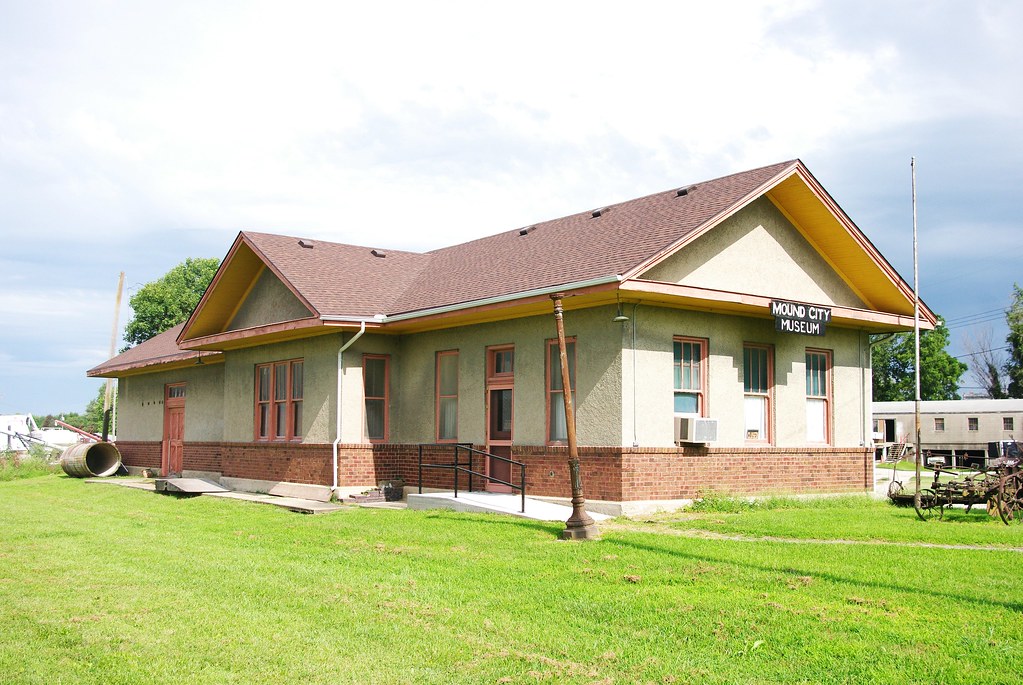 Mound City, MO train station The former Burlingtion Route … Flickr