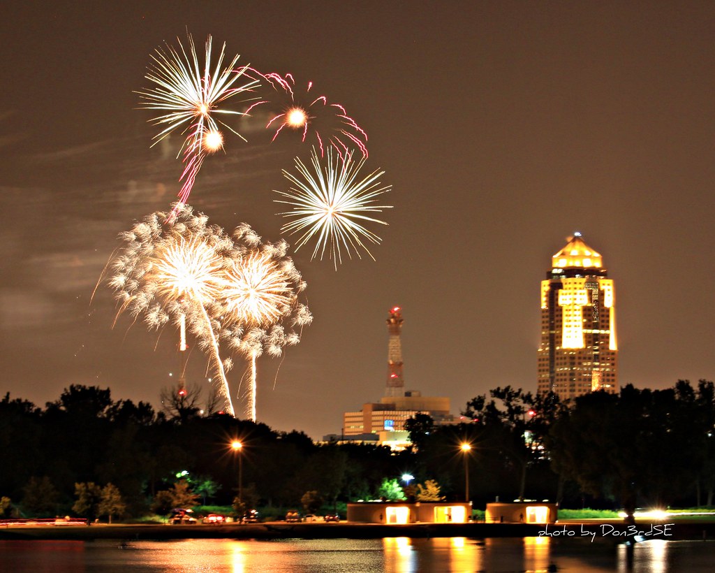 Fireworks Des Moines Arts Festival A fireworks display c… Flickr