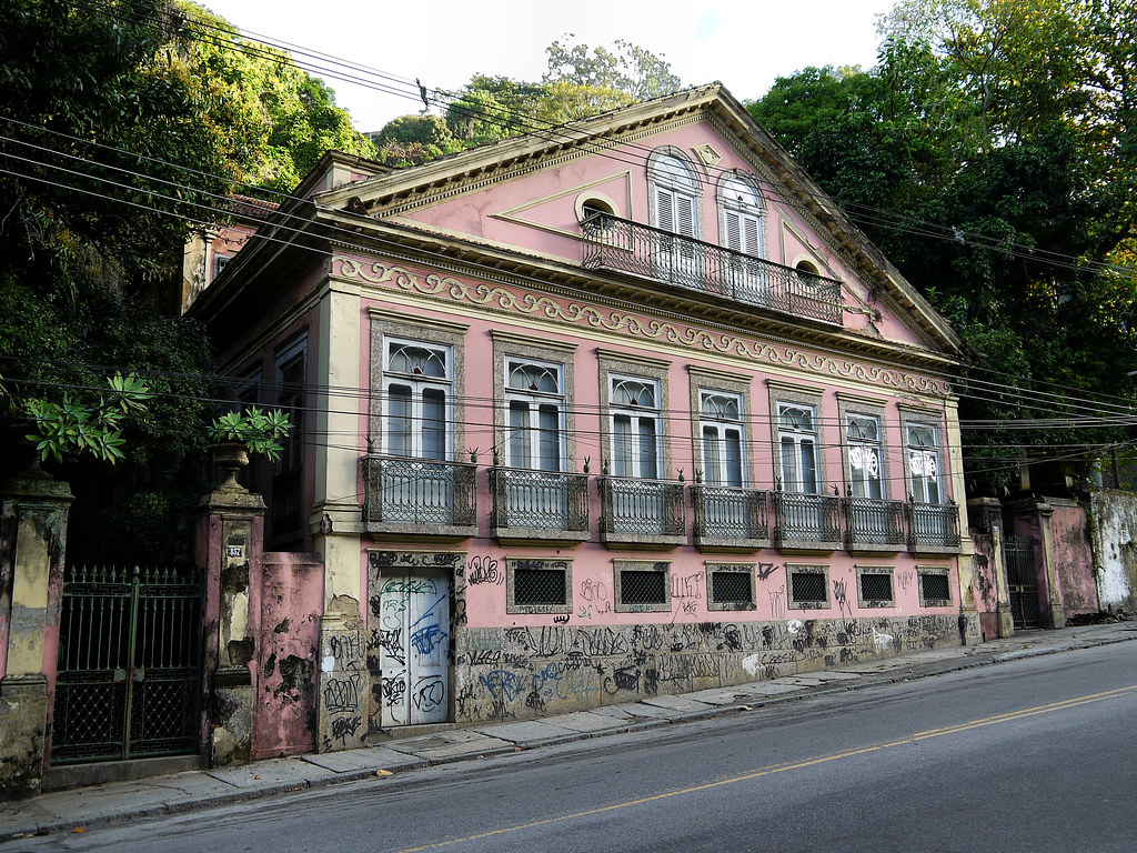  Pineapple House This beautiful old mansion in front of… Flickr