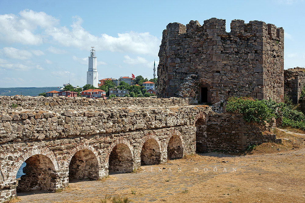 Rumeli Feneri ve İmroz Kalesi Rumeli Feneri ve İmroz Kales… Flickr