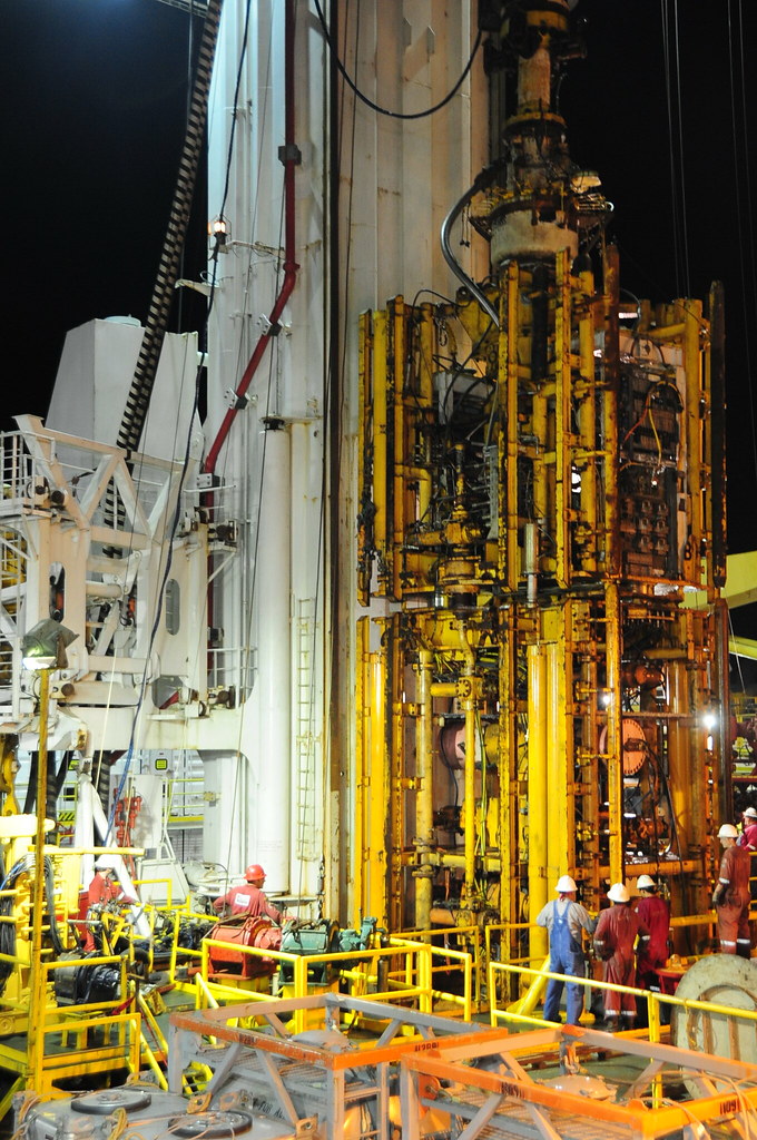 Deepwater Horizon BOP extraction GULF OF MEXICO (Sept. 4, … Flickr