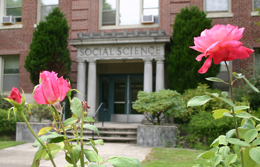 roses Roses bloom in front of Gilkey Hall on the Oregon St… Flickr