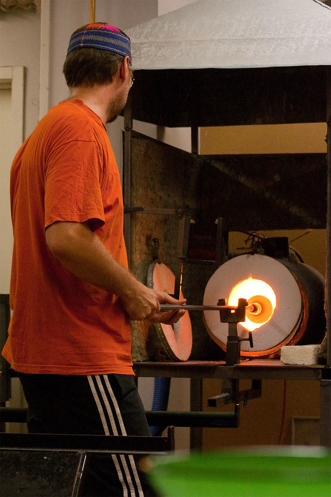 Watching the kiln 2 Glödheta Glashytta, the glass blowing … Flickr